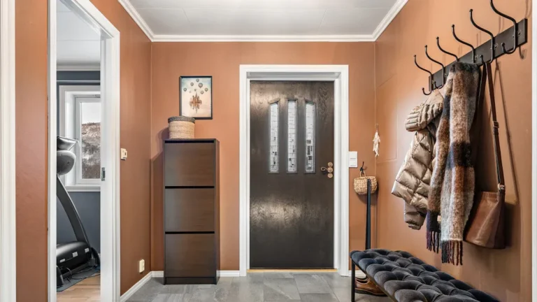 DIY Mudroom Bench Plans: Build an Entryway Organizer