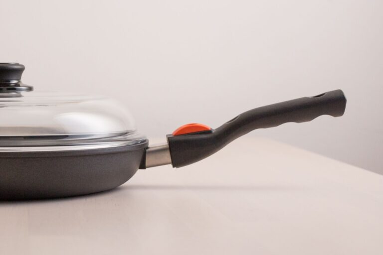 How to Clean a Burnt Non Stick Pan? Safe Fixes Fast