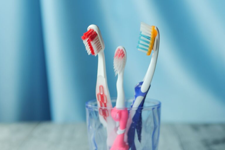 How to Clean a Toothbrush? Safe Methods That Work