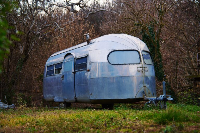 How to Clean Aluminum Trailers? Safe Wash and Shine