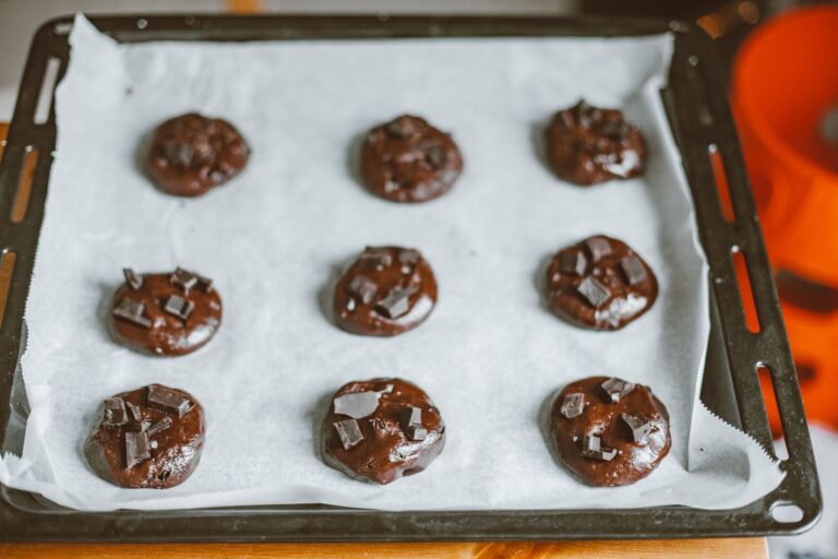 How to Clean Baking Sheets? Remove Grease and Stains