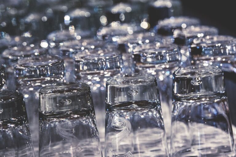How to Clean Cloudy Drinking Glasses? Clear, Sparkling Results